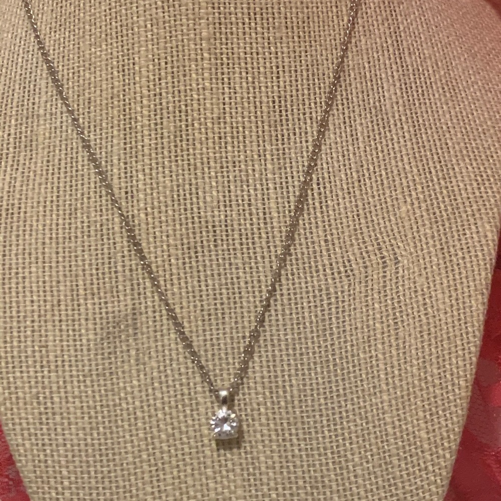 Silver necklace and little dangle from diamond
